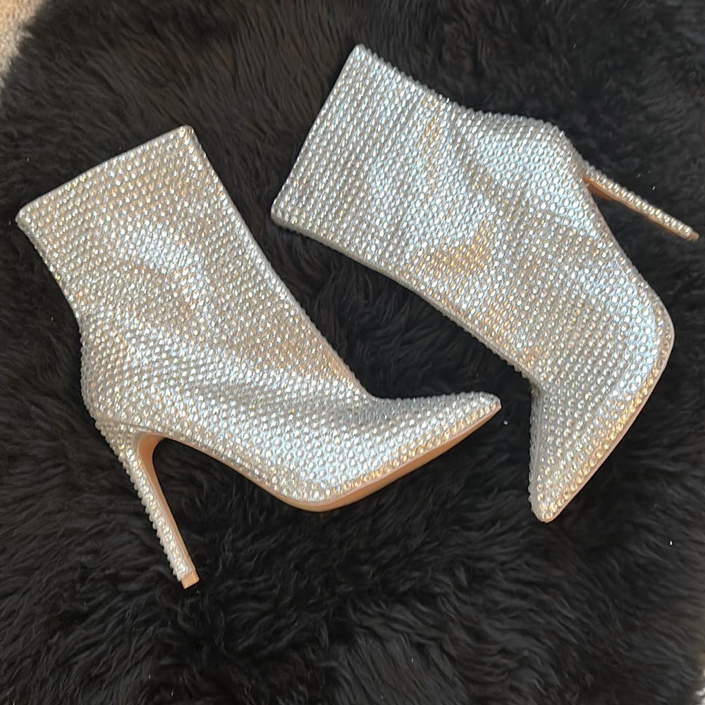 NWOT Steve Madden Crystal Rhinestone Pointed-Toe Bootie